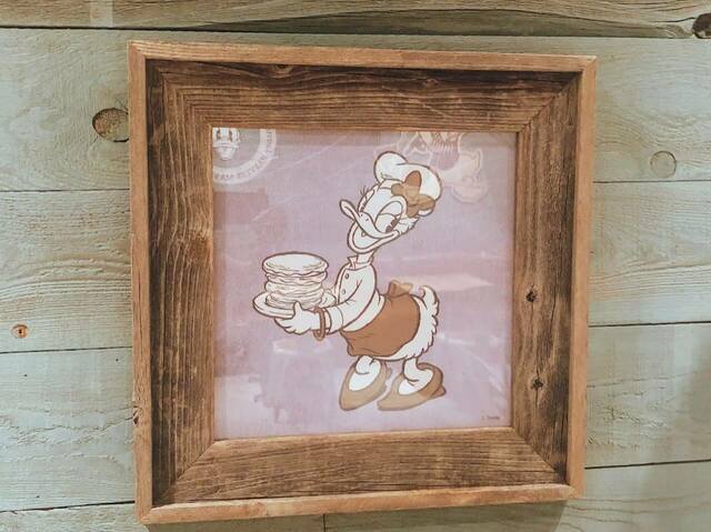 ドナルドダッグデザインの部屋に飾られていたデイジーの写真　「Disney HARVEST MARKET（ディズニー・ハーベスト・マーケット） By CAFE COMPANY」横浜赤レンガ倉庫店