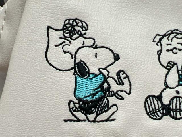 サリーに抱っこされて運ばれるスヌーピー。かわいい〜！