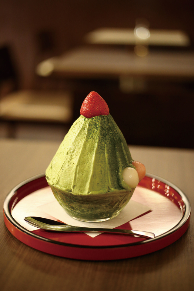‘17年夏からの新メニューAzumAtchA~アヅマッチャ~1296円は、抹茶フォンデュのソースとスパークリングエスプーマソースの2層構造。かき氷には純氷を惜しみなく使っている|吾妻茶寮