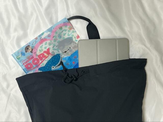 【ユニクロ　ドローストリングバックパック】サイズは横45×縦51×幅20.8cm。A4ファイルやノートPCも余裕で入ります