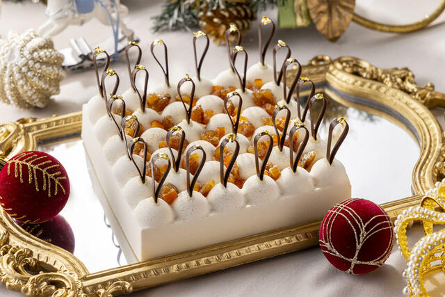 「プリンスのスクエアオーナメント」<期間:2025年11月14日〜12月26日>【【ヒルトン東京】20種類以上の“豪華クリスマススイーツ”をロイヤル気分で楽しむ『King&Queenのクリスマス スイーツビュッフェ』】