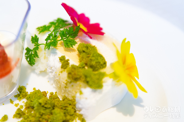 バニラババロアのロールケーキ｜“ディズニー・イースター”ランチブッフェ／ディナーブッフェ｜東京ディズニーシー・ホテルミラコスタ「オチェーアノ」