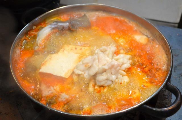 海鮮鍋の店先で火にかけられている鱈と白子の鍋