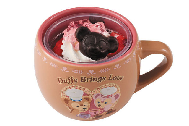 ストロベリームースとゼリー、ジャムの３種の味わいが楽しめる。スーベニアカップ付〈ストロベリームース 820円〉 ©Disney