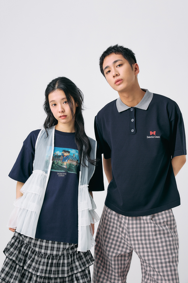 【RAGEBLUE×名探偵コナン】フォトプリントTシャツ（全6種）／￥4,990（税込）・オープニング&エンディング/フォトTシャツ（全5種）／￥4,990・ワンポイント刺繍Tシャツ（全3種）／￥4,990（税込）・チルデン/ラインニットベスト（全2種）／￥5,990（税込）・バイカラーニットポロ（全2種）／￥6,600（税込）・ストライプ/ショート丈シャツ（全2種）／￥6,600（税込）・【名探偵コナン】TRイージースラックス（全2種）／￥7,990（税込）・【名探偵コナン】コットンナイロン/フレアスカート（全2種）／￥7,990（税込）・【名探偵コナン】シアーフリルベスト（全2種）／￥6,990（税込）・【名探偵コナン】フェイクレザーミニショルダーバッグ（全2種）／￥3,990（税込）・【名探偵コナン】ロゴプリントトートバッグ（全2種）／￥4,500（税込）・【名探偵コナン】サテンガラスカーフ（全2種）／￥2,490（税込）・【名探偵コナン】アクリルキーホルダー（全12種）／￥1,200（税込）・【名探偵コナン】モチーフキーホルダー（全2種）／￥1,890（税込）・＜受注生産＞【名探偵コナン】ペイントデニムジャケット（全1種）／￥11,990（税込）・＜受注生産＞【名探偵コナン】刺繍MA-1（全1種）／￥13,990（税込）・＜受注生産＞ジャガードニットクルー（全2種）／￥7,700（税込）・＜受注生産＞刺繍/裏毛スウェットパーカー（全2種）／￥6,990（税込）・＜受注生産＞裏毛スウェットプリントクルー（全2種）／￥6,990（税込）