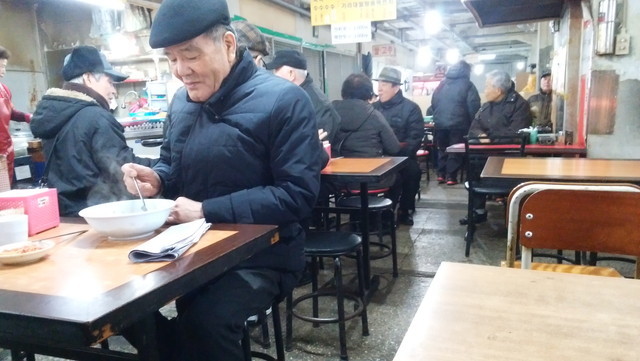 『楽園地下市場』には似たような食堂が4、5軒集まっている。値段も質も大差ないが、賑わっている店に入ればまちがいない