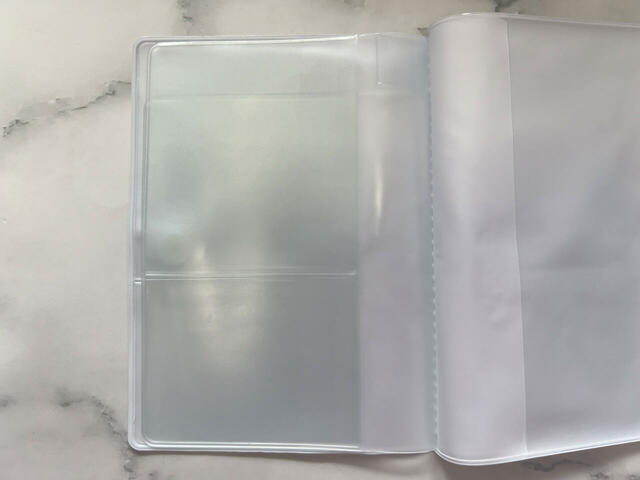 手帳などの裏表紙や表紙を挟んでセットします