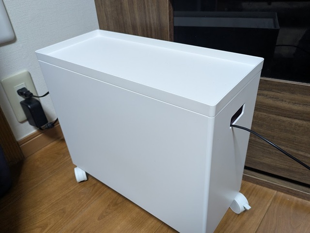 【山崎実業 蓋つき収納ボックスワゴンL】両サイドに穴が開いているので、コード類の収納にもぴったり!