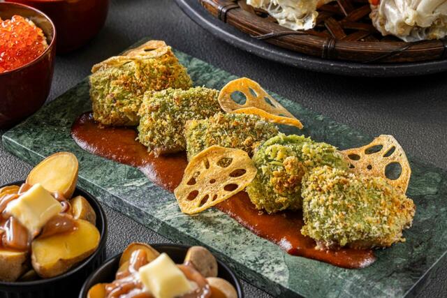 「厚真ファーム 米愛豚（まいらぶた）のクルート焼き」＜期間：2026年1月10日〜4月10日＞【北海道産ブランド肉が「横浜ベイシェラトン」に大集結！“黒毛和牛”も“シメパフェ”も楽しめる冬の豪華ブッフェ開催！】