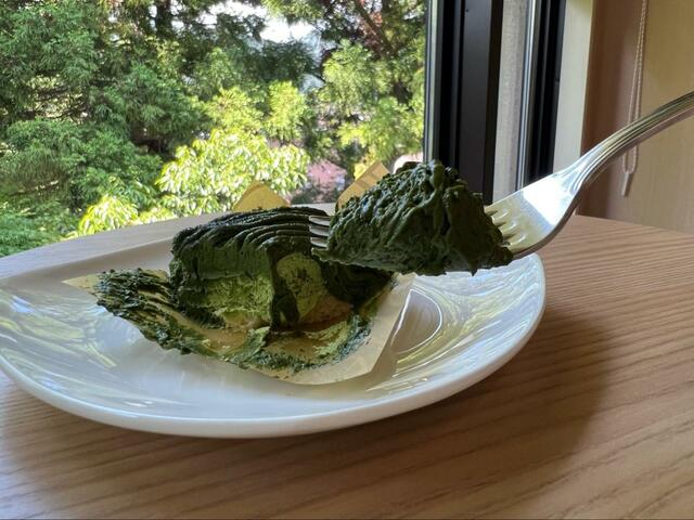 【ローソン Uchi Cafe'×森半 お抹茶モンブラン】柔らかくて滑らかな食感！