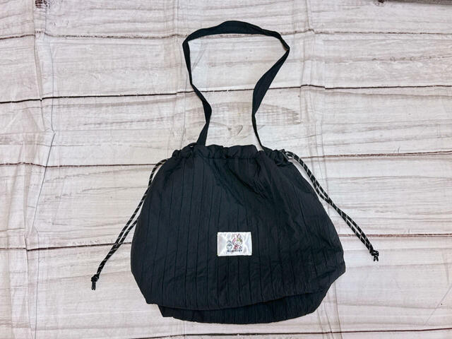 ショルダーで持ちたいときは、ハンドルを中に入れるとすっきり持てておすすめ！【しまむら限定】「フェアリーラビットデザイン」シリーズ新作『2WAYトートバッグ（ハローキティ）』