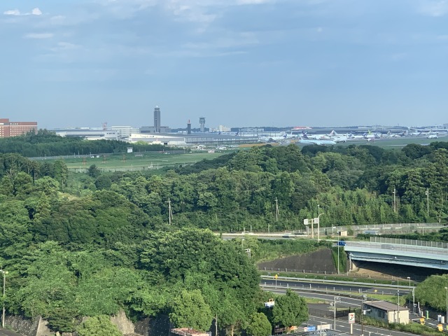 エアポートビューの部屋からは飛行機の発着が見えます