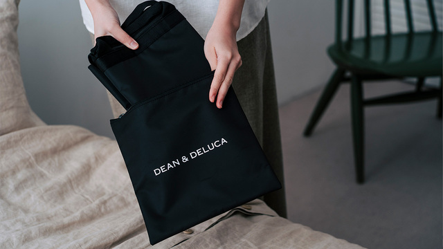 【DEAN＆DELUCAトラベルバッグ】ポーチの大きさは縦24×幅24cm。キャリーケースやバッグの隙間に入れやすいサイズ感が嬉しい