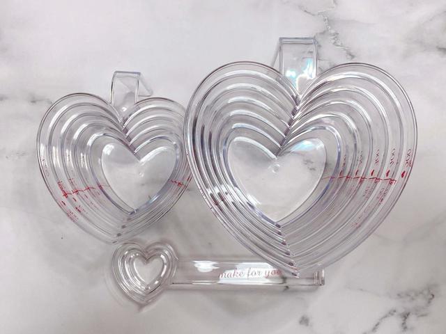 【NITORI】計量カップ（ハート 200ml）／税込610円・計量カップ（ハート 500ml）税込814円・計量スプーン（ハート）／税込304円