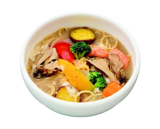 彩り野菜とチキンのスープパスタ丼