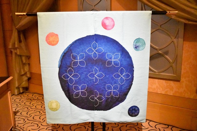 四季と伊豆の花をイメージした暖簾