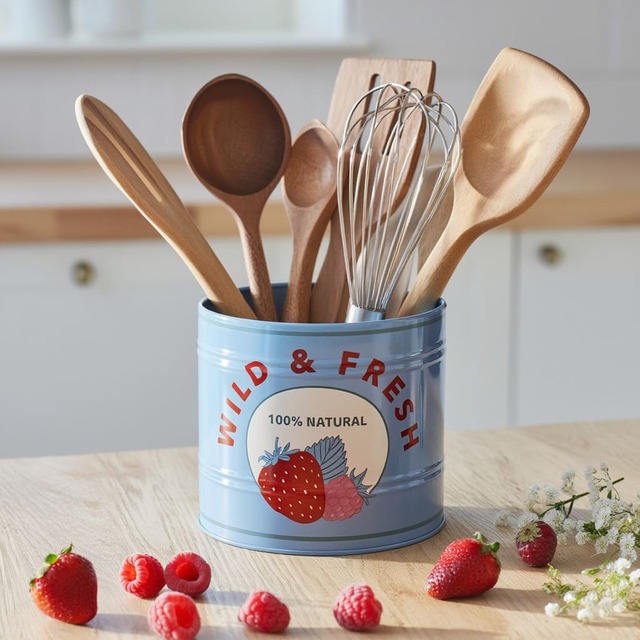 【フライングタイガー】収納缶（ストロベリー） 440円／ブルーカラーがキッチンのワンポイントに。