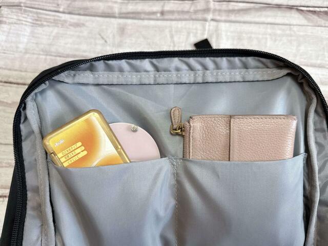 区切りポケットにはミラーや財布代わりのフラグメントケースをイン