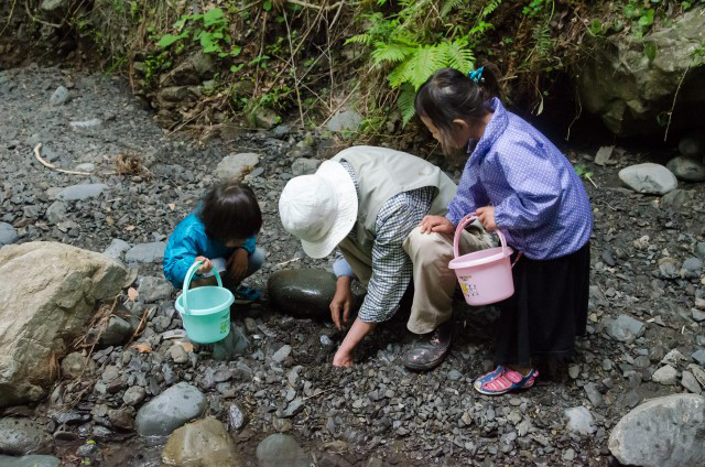 子どもたちは、おっかなびっくり、でも興味津々!!