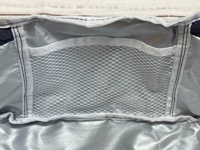 内側には保冷機能のある裏地付き。メッシュポケットもついています