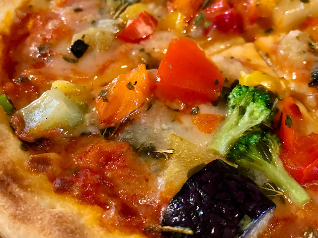 【無印良品　素材を活かしたベジタブルビザ　彩り野菜のピザ】色鮮やかな野菜が美味しそう