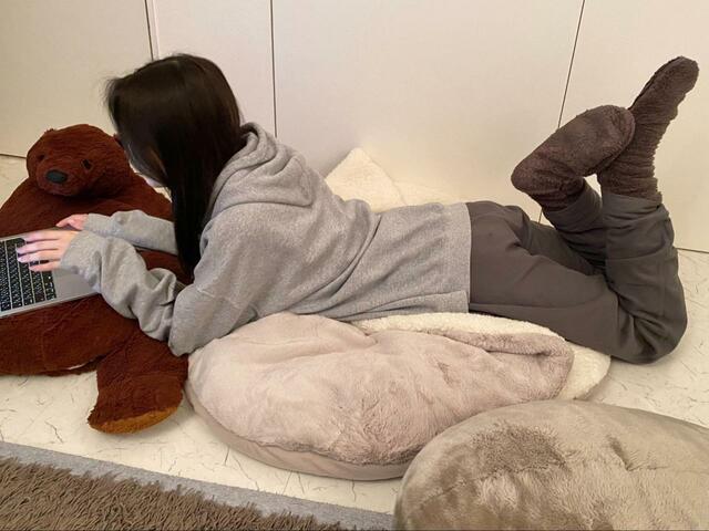 【ニトリ　入れるクッション】ごろ寝もしやすい大きいサイズ感（筆者168㎝）