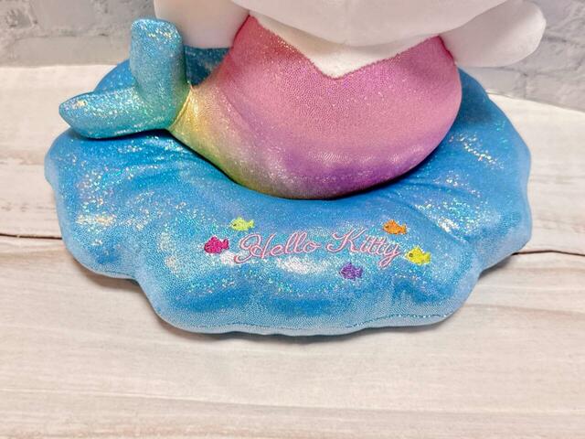 フロントには「Hello Kitty」のロゴやお魚さんの刺しゅうも施されており、細部まで凝った仕上がり