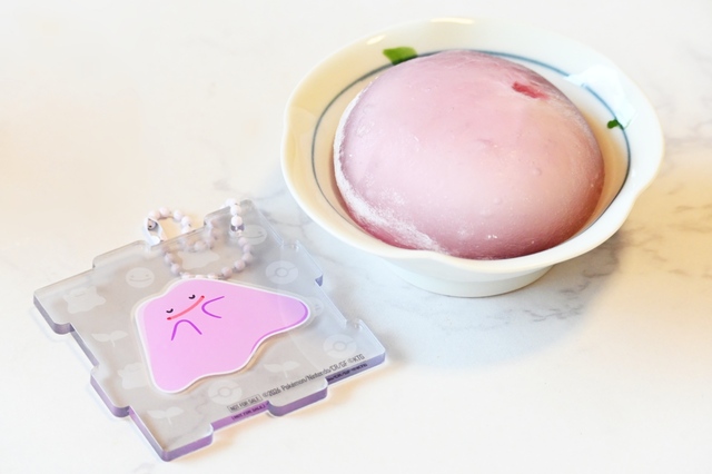 【ファミマ×ぽこ あ ポケモン】「メタモンのわらび餅（ぶどうソース＆ミルクホイップ） 」150円／メタモンをイメージしたぶどう風味のやわらかいわらび餅　※全国（北海道、沖縄県、TOMONYを除く）で発売