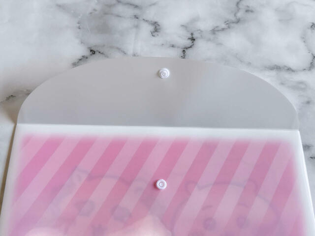 背面のフラップを開閉して書類を入れます