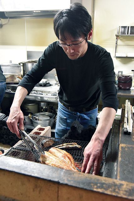 【魚】炭火焼・炉端焼がうまい店／【赤羽】海鮮炉端 赤羽魚友　絶妙な焼き加減で魚のおいしさを引き出す。