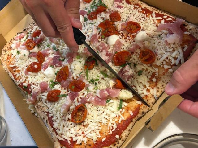 【コストコ 四角ピッツァ パンチェッタ&モッツァレラ】 食べやすい四角形のピッツァで、家族や友人とシェアしやすいサイズです!トッピングのパンチェッタが香ばしく、チーズとの相性も抜群です◎