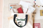 【PEANUTS™＋STARBUCKS™「PEANUTS トートバッグ」】A4サイズの大きめバインダーもラクラク入るのがうれしい