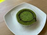 【ローソン Uchi Cafe'×森半 お抹茶ロール】手のひらサイズの女性にちょうど良いサイズ