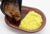 【ローソン 鮮烈にスパイス香る！チキンカレー】カレーとご飯が別体になっており、レンチンした後、食べる前にドロっとかける寸法