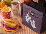 スーベニアランチケース 対象セットにプラス1,250円｜「ディズニー・ハロウィーン」スペシャルメニュー｜東京ディズニーリゾート40周年“ドリームゴーラウンド”｜販売店舗：東京ディズニーランド「スウィートハート・カフェ」、東京ディズニーシー「ニューヨーク・デリ」｜発売日：2023年9月1日（木）