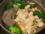 食材を切り、ブロッコリー、レンコンスライス、豚バラスライス、鶏肉スライス、こんにゃくを軽く茹で、ざるに上げてお湯を切ります。パッケージに写っていたエビも加えてみ