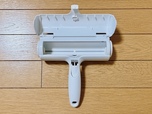 【PACPAK ぱくぱくローラー】本体の中心にあるボタンを押すと、蓋が開き溜まったゴミを取り出すことができる仕様です