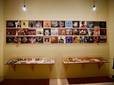 奈良美智　レコードコレクションが並ぶ展示風景