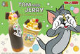 「トム ティラミスラテ」＜価格：Eat In 990円／To GO (COLD)1080円　/ To GO (HOT) 972円）＞【【トムとジェリー×MILKMILKMILK!】トムとジェリーの85周年をお祝いする“チーズ”を使ったコラボメニュー登場♪】