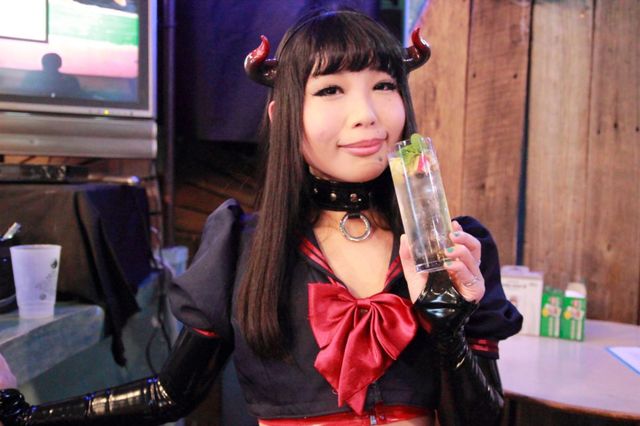 ハララビハビコさん（手に持っているのは「東女スピリット」）