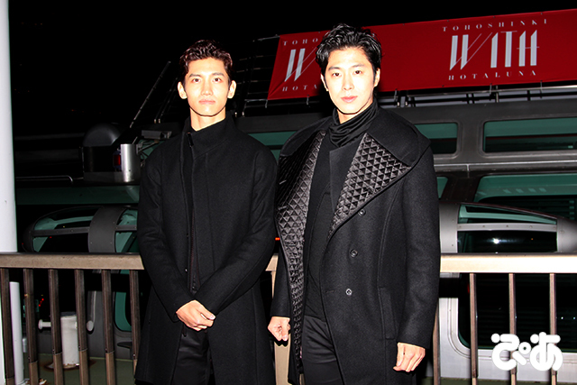 お台場にサプライズ登場した東方神起　左からチャンミン、ユンホ