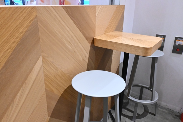 【ゴンチャ 東京駅グランスタ八重洲店】二人掛けのスツール