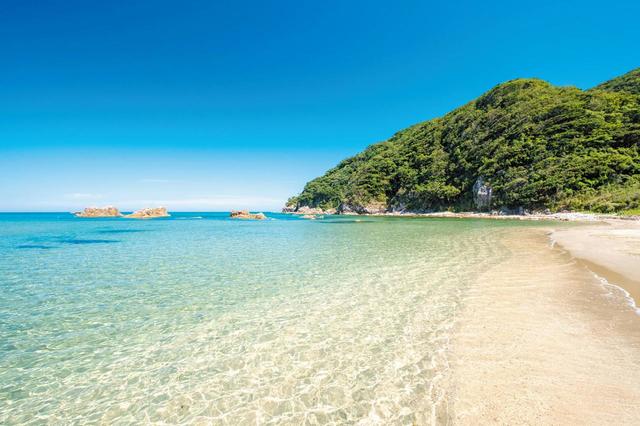 【砂丘エリア】Develop SURF & SEA 浦富海岸SUPツアー｜その青さで「Iwami blue」と呼ばれる浦富海岸。透明度は約25mと全国でも屈指の美しさだ   画像：PIXTA