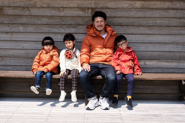 シーズン後半では厚手のアウターも登場