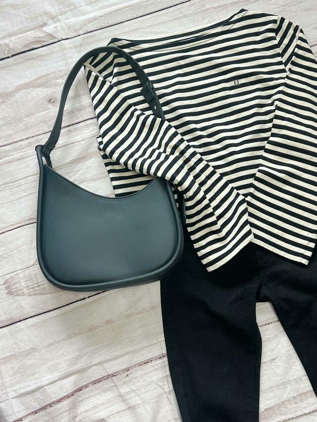 ボーダー&スキニーパンツのカジュアルコーデに合わせてもかわいい♪