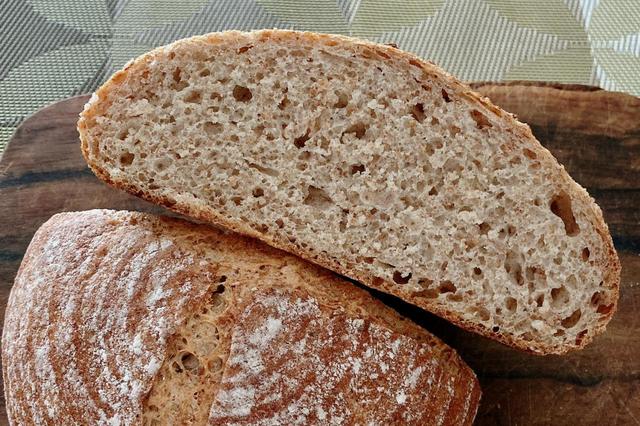 「『ヴァイツェンミッシュブロート』は薄く切り、カリッと焼くとおいしいと思います」（荒木さん）