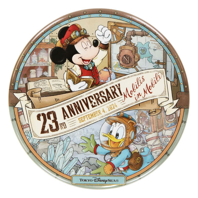 カンバッジ 500円｜東京ディズニーシー開園23周年をお祝いするグッズ｜販売店舗：東京ディズニーシー「ノーチラスギフト」｜発売日：2024年9月4日（水）