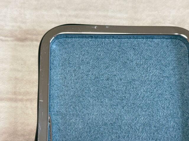 内側はくすみブルーのフェルト調の生地が貼られています