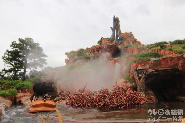 濡れる系アトラクションの代表、スプラッシュ・マウンテンもびしょ濡れ仕様に