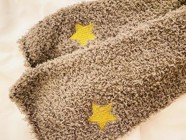 【3COINS　刺繍マシュマロハイソックス】星のワンポイントがかわいい